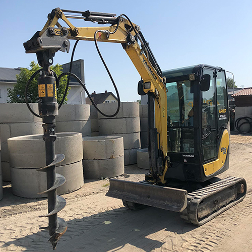 Minikoparka z wiertnicą